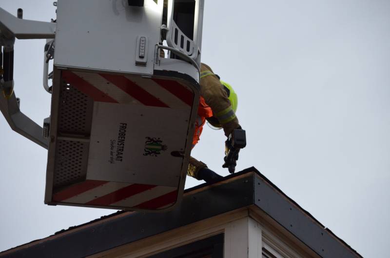 Brandweer maakt losgelaten dak vast