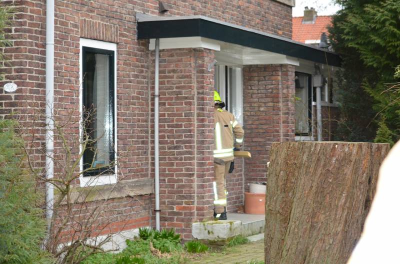 Brandweer maakt losgelaten dak vast
