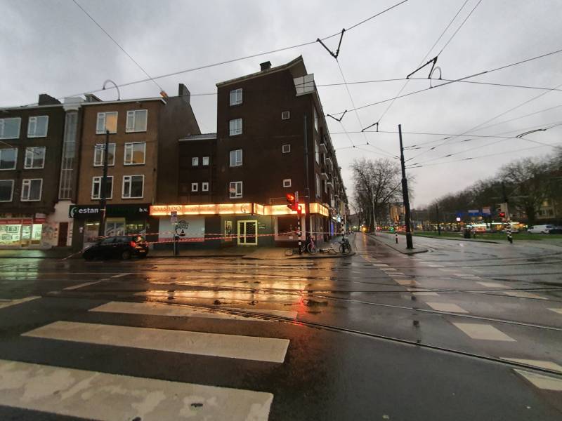 Dak van portiekwoningen dreigt weg te waaien