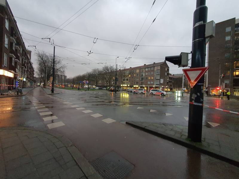 Dak van portiekwoningen dreigt weg te waaien