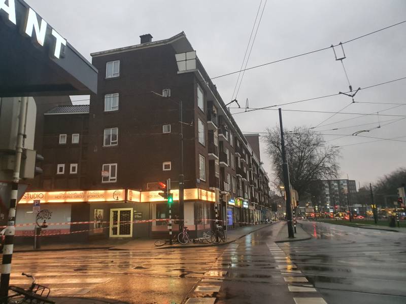 Dak van portiekwoningen dreigt weg te waaien