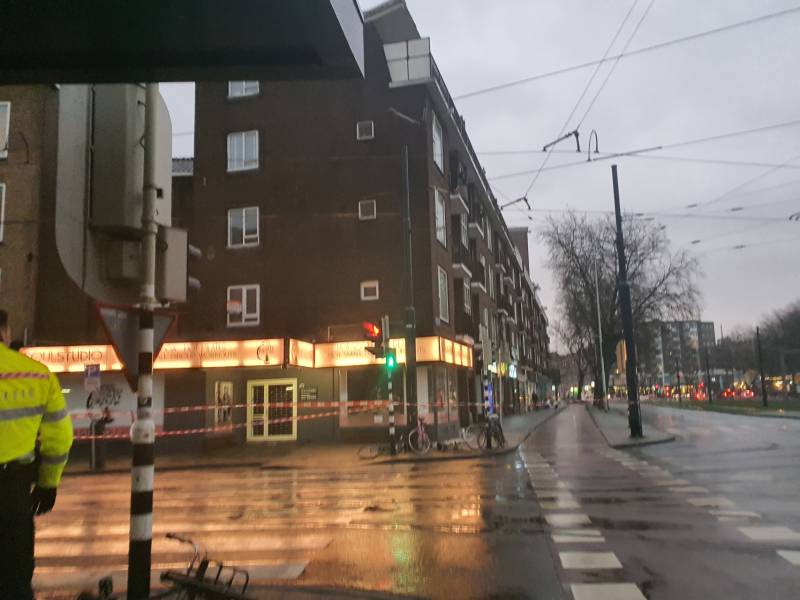 Dak van portiekwoningen dreigt weg te waaien