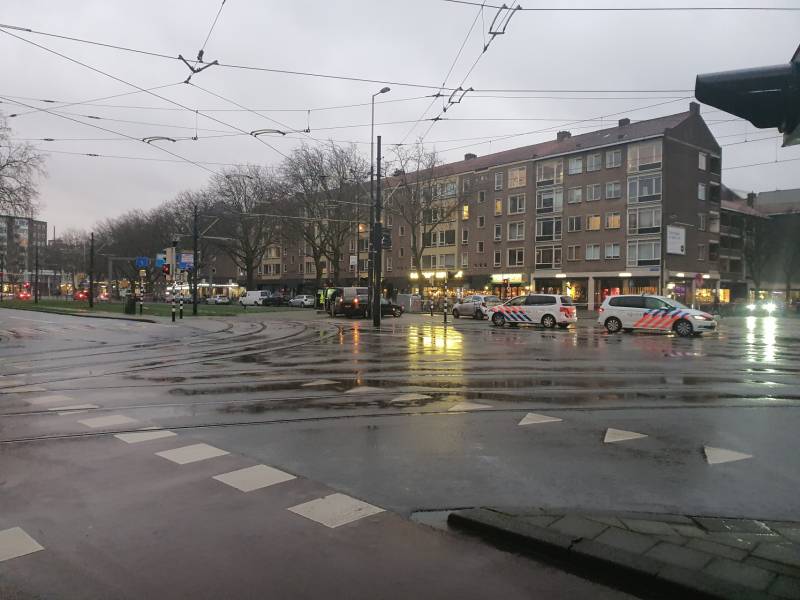 Dak van portiekwoningen dreigt weg te waaien