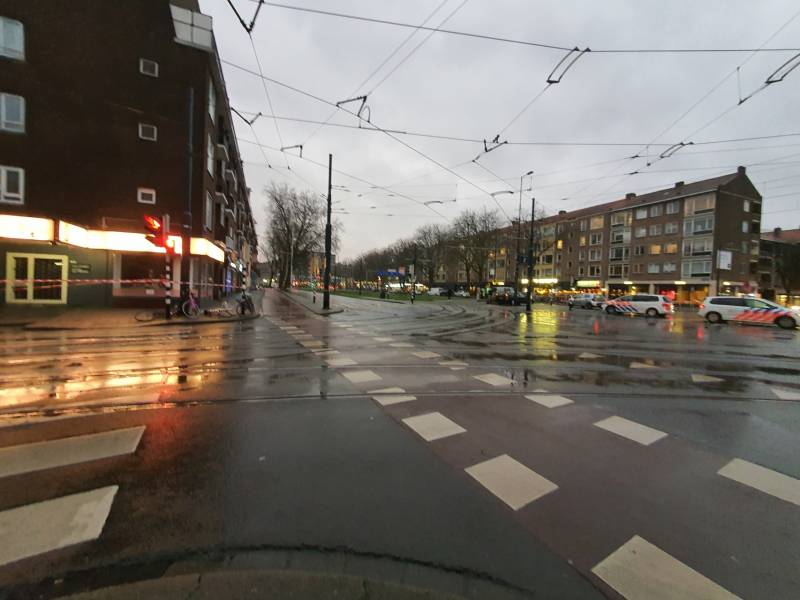 Dak van portiekwoningen dreigt weg te waaien