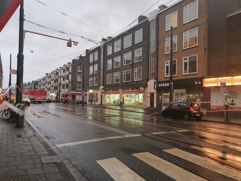 Dak van portiekwoningen dreigt weg te waaien