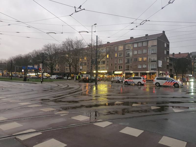 Dak van portiekwoningen dreigt weg te waaien