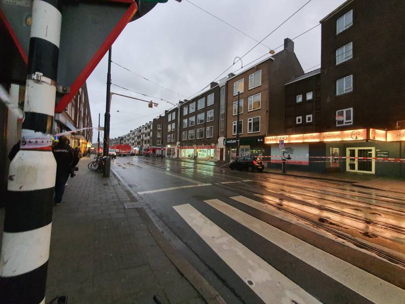 Dak van portiekwoningen dreigt weg te waaien