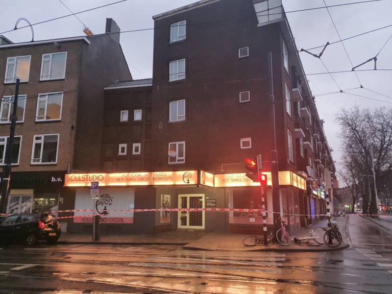 Dak van portiekwoningen dreigt weg te waaien