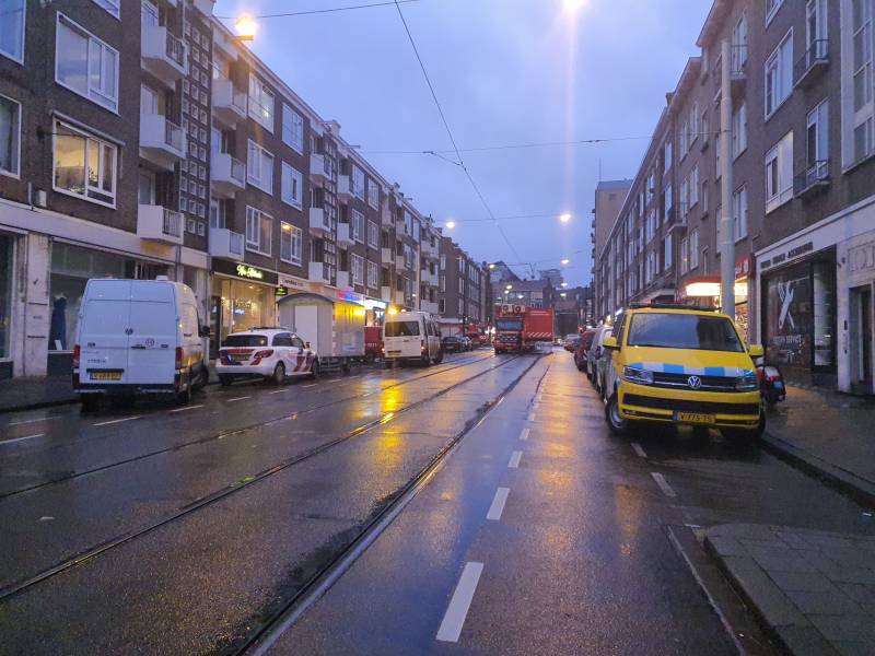 Dak van portiekwoningen dreigt weg te waaien