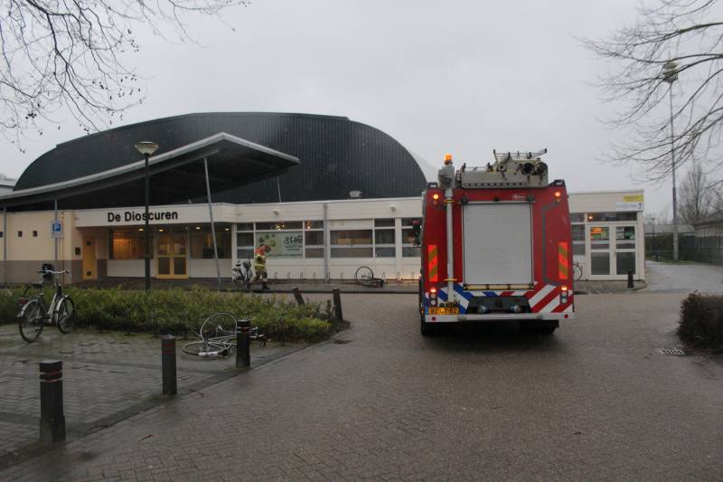 Brandweer verwijderd loshangende dak plaat