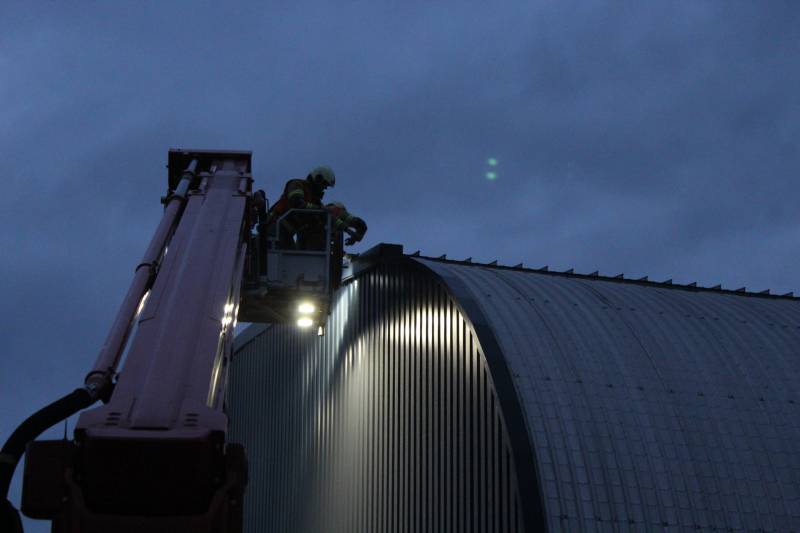 Brandweer verwijderd loshangende dak plaat