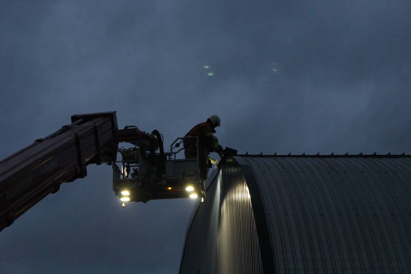 Brandweer verwijderd loshangende dak plaat