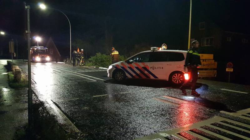 boom valt omver en blokkeert fietspad