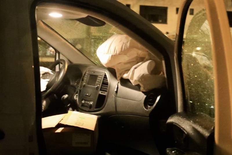 Bestelbus botst frontaal op boom