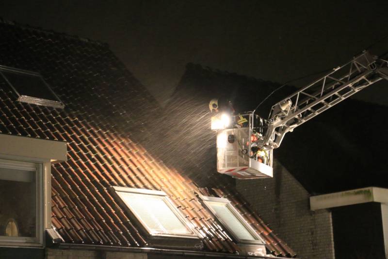 Brandweer legt losliggende dakpannen vast