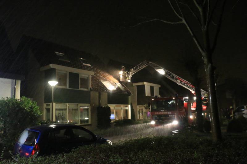 Brandweer legt losliggende dakpannen vast