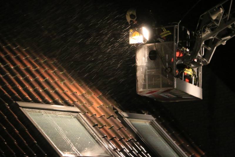 Brandweer legt losliggende dakpannen vast