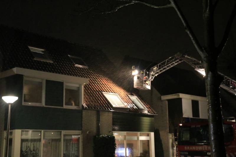Brandweer legt losliggende dakpannen vast