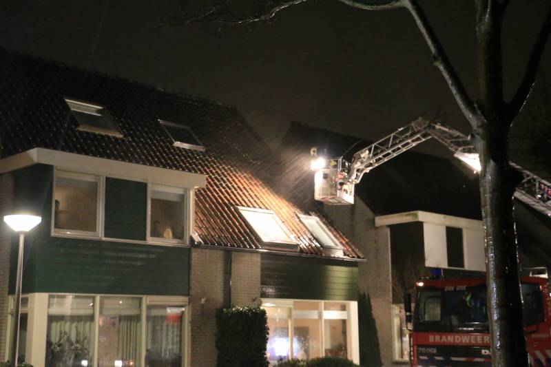 Brandweer legt losliggende dakpannen vast