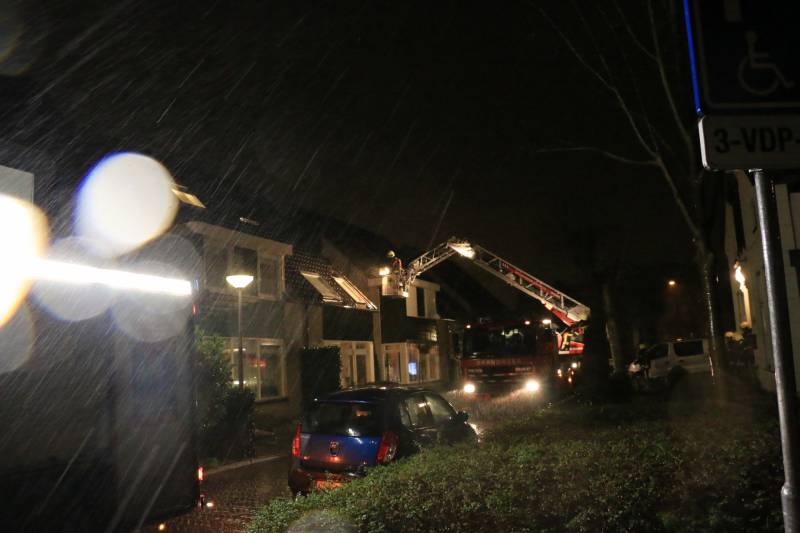 Brandweer legt losliggende dakpannen vast