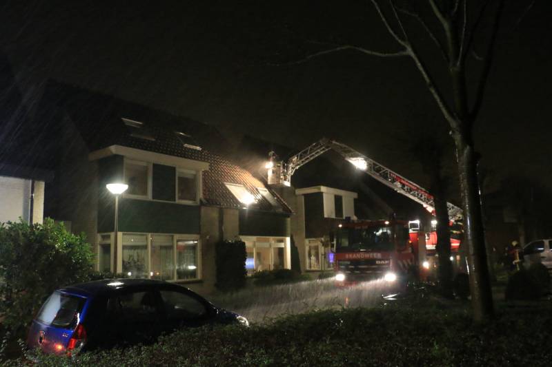 Brandweer legt losliggende dakpannen vast