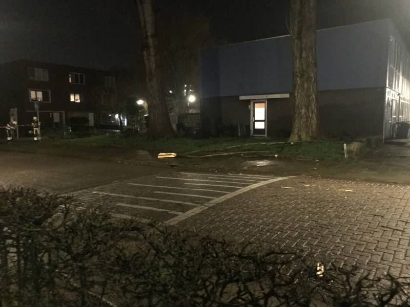Boom staat op vallen, brandweer zet straat af