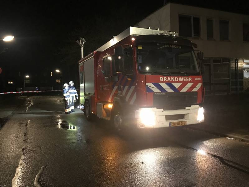 Boom staat op vallen, brandweer zet straat af