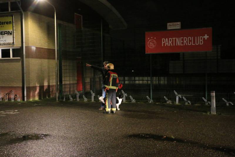 Grote buis op dak van voetbalvereniging zorgt voor gevaarlijke situatie