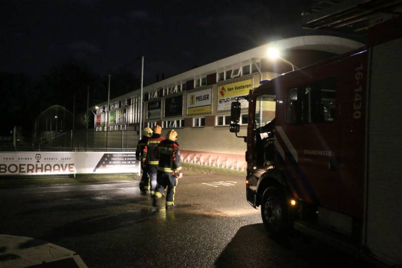 Grote buis op dak van voetbalvereniging zorgt voor gevaarlijke situatie
