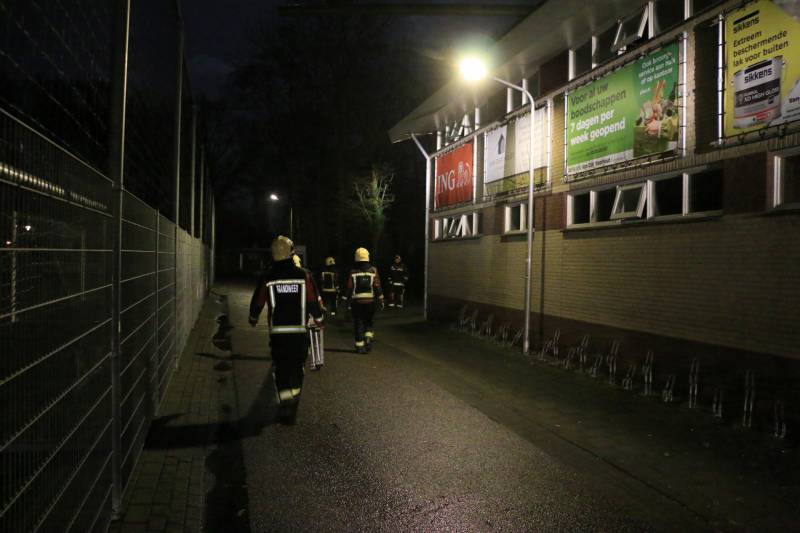 Grote buis op dak van voetbalvereniging zorgt voor gevaarlijke situatie