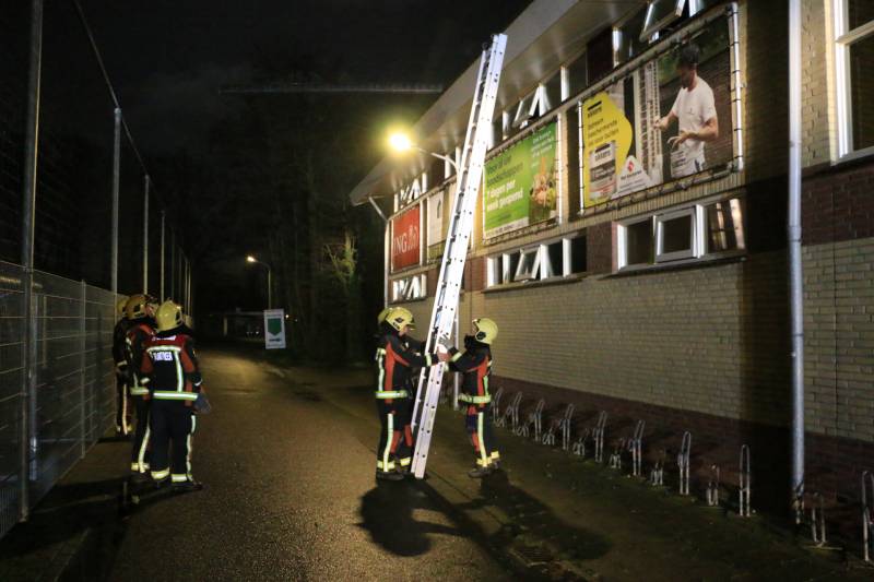 Grote buis op dak van voetbalvereniging zorgt voor gevaarlijke situatie