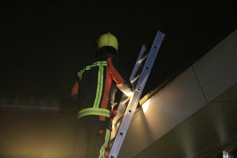 Grote buis op dak van voetbalvereniging zorgt voor gevaarlijke situatie