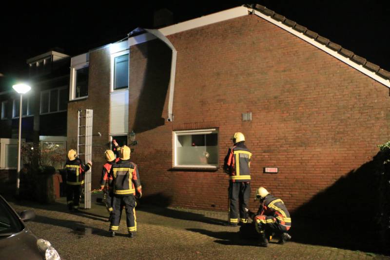 Brandweer verwijderd loshangende dakrand