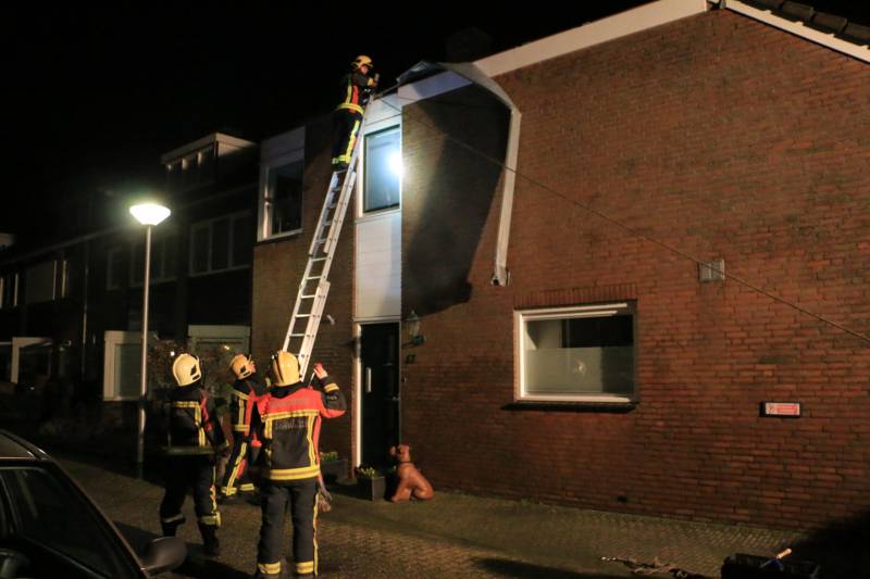 Brandweer verwijderd loshangende dakrand