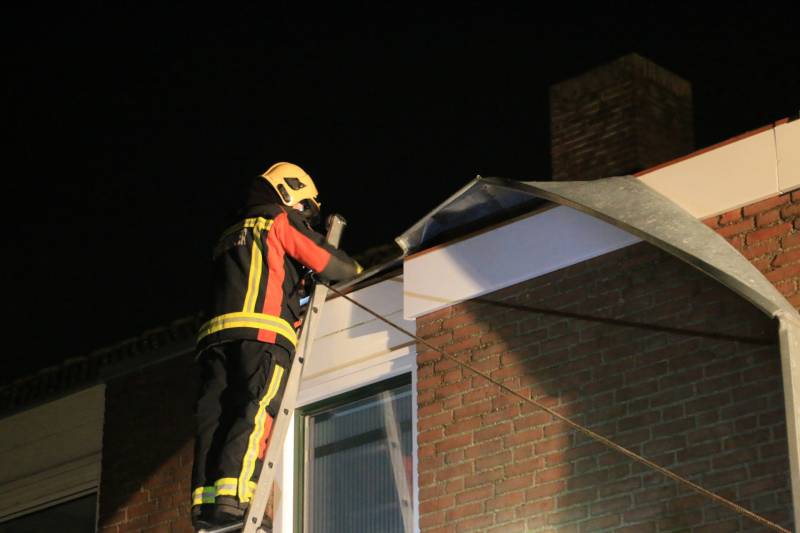 Brandweer verwijderd loshangende dakrand