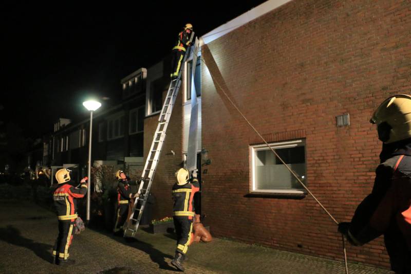 Brandweer verwijderd loshangende dakrand