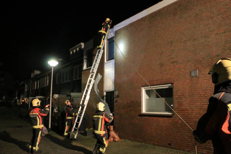 Brandweer verwijderd loshangende dakrand