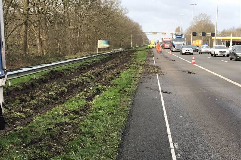 Vrachtwagen belandt in berm tegen vangrail