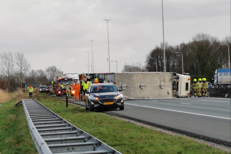 Snelweg dicht door gekantelde vrachtwagen
