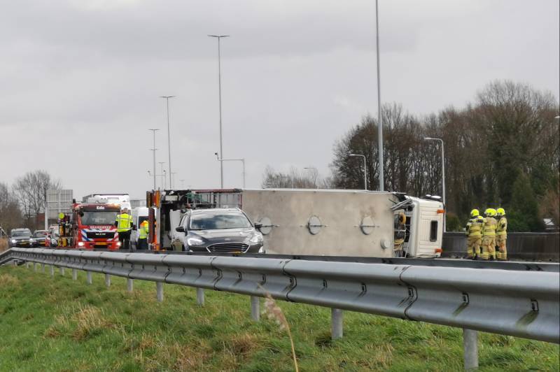Snelweg dicht door gekantelde vrachtwagen