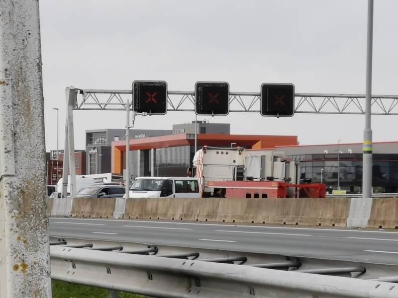 Snelweg dicht door gekantelde vrachtwagen