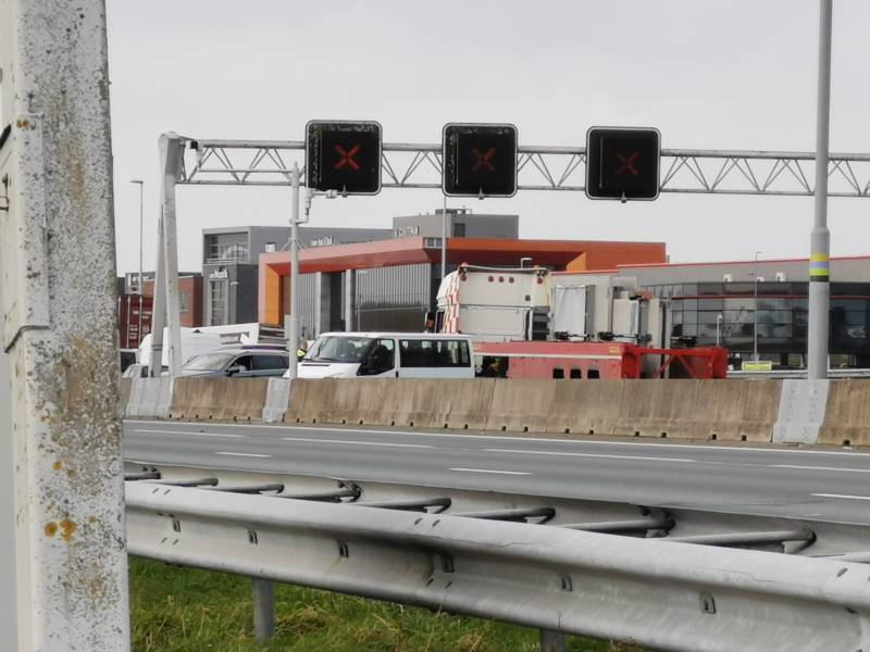 Snelweg dicht door gekantelde vrachtwagen