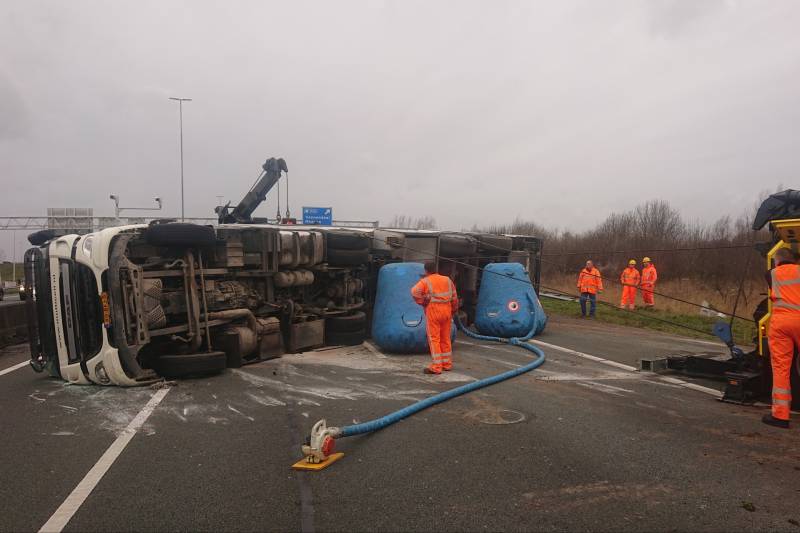 Snelweg dicht door gekantelde vrachtwagen