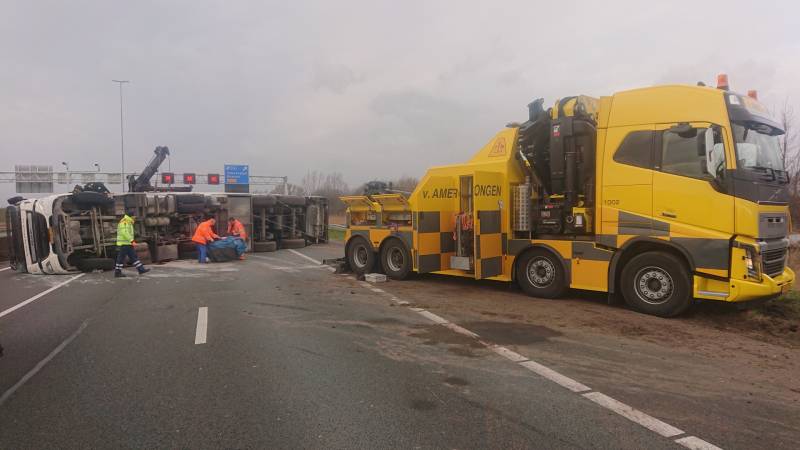 Snelweg dicht door gekantelde vrachtwagen