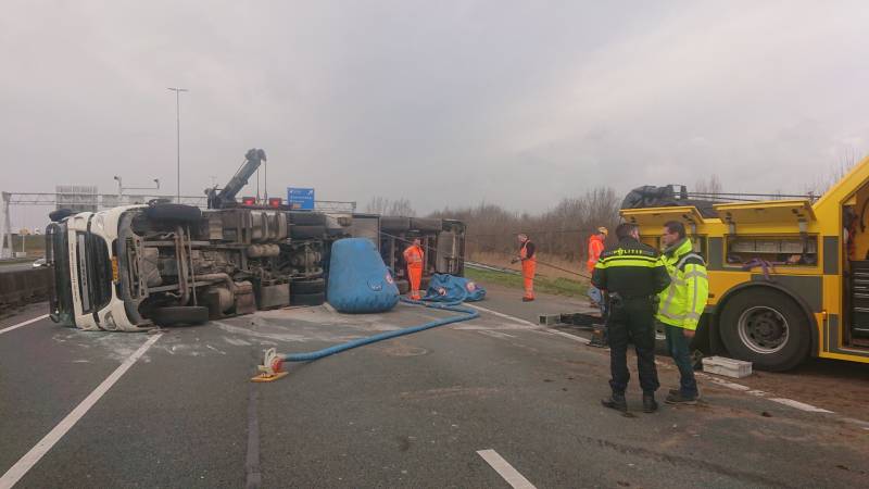 Snelweg dicht door gekantelde vrachtwagen