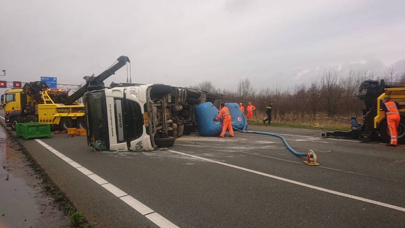 Snelweg dicht door gekantelde vrachtwagen