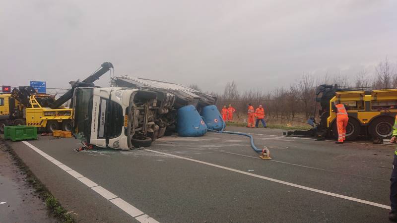 Snelweg dicht door gekantelde vrachtwagen