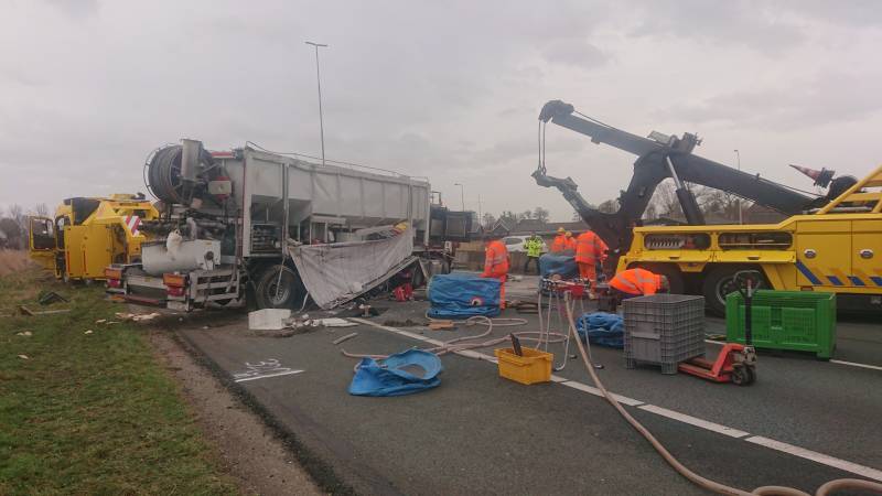 Snelweg dicht door gekantelde vrachtwagen