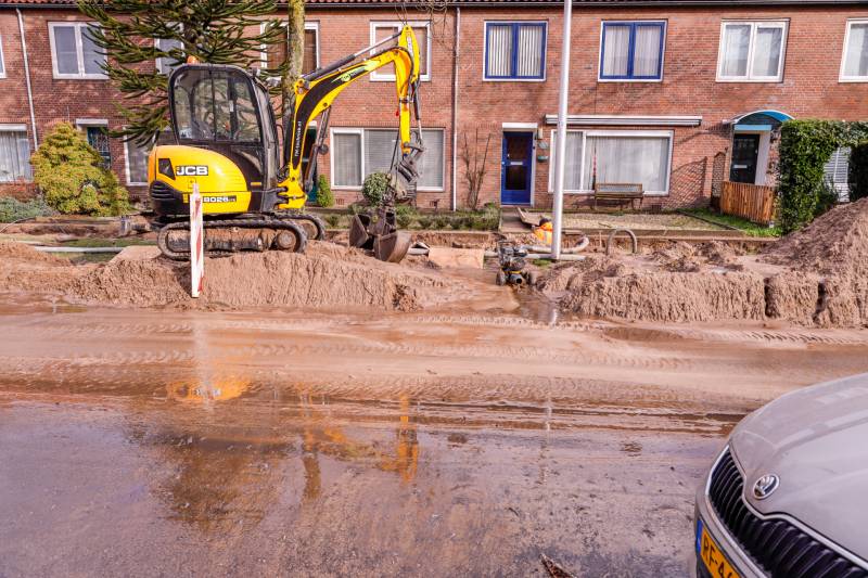 Water spuit de grond uit bij lekkage