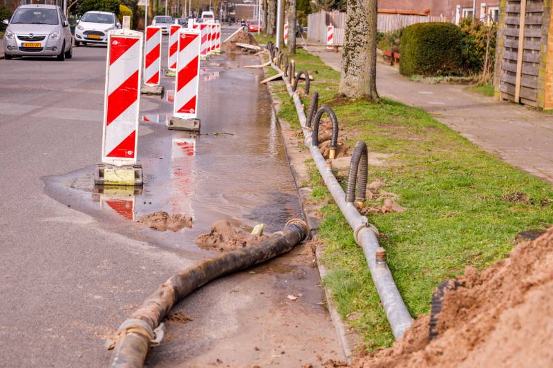 Water spuit de grond uit bij lekkage